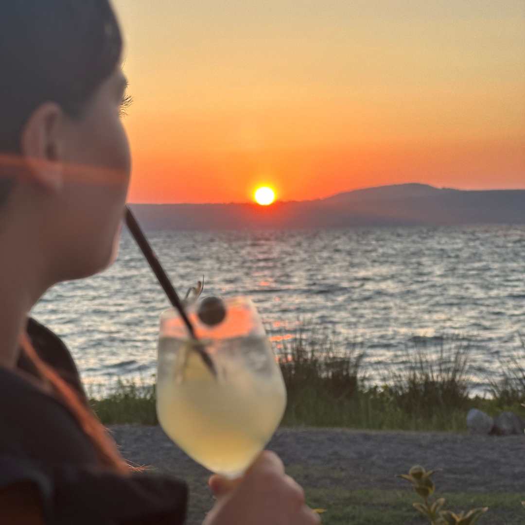 Aperitivo al tramonto con cocktail e vista lago