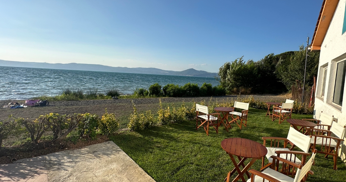 Tavoli in giardino con vista diretta sul lago
