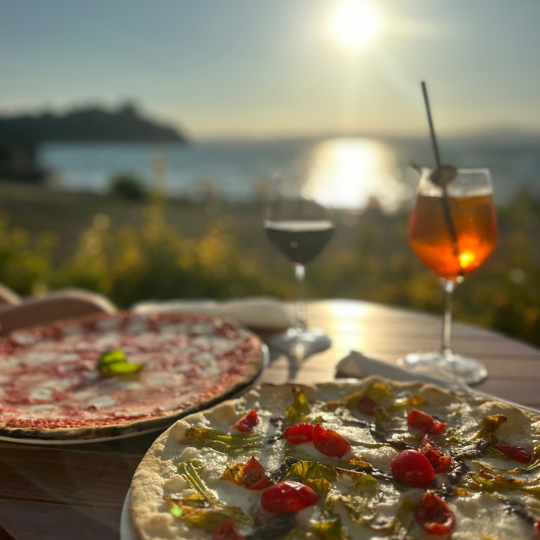 Pizza gourmet con pomodorini e fiori di zucca