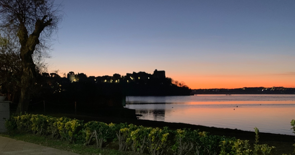 Tramonto mozzafiato con vista sul castello e sul lago