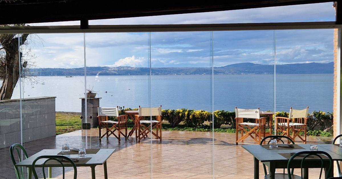 Persone che si godono la vista dalla terrazza sul lago di Bracciano